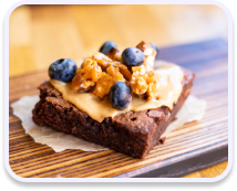 imagen de brownie con nueces y arandanos